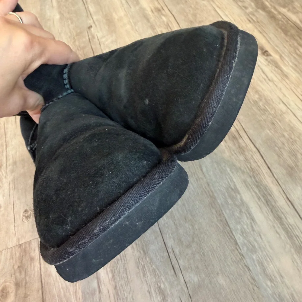 UGG Australia Classic Short II Black Suede Sheepskin Boots 5825 Women's Size 8
